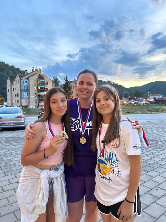 aaaPolaznice sa medaljama i trenerom